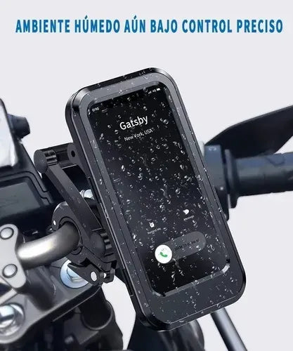 Gotas de lluvia sobre el celular dentro del soporte